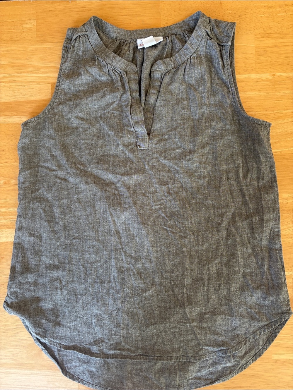 Liz Claiborne xs sleeveless Linen-Blend Split Neck Top cool sage green
